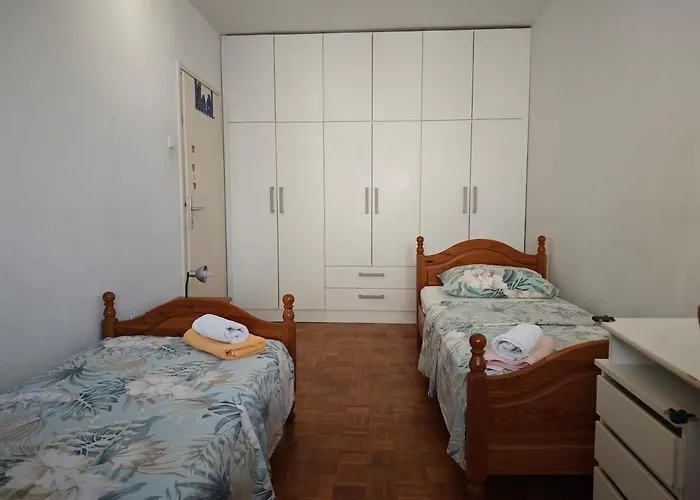 Spacious Near Center, & Bus Apartman Zára