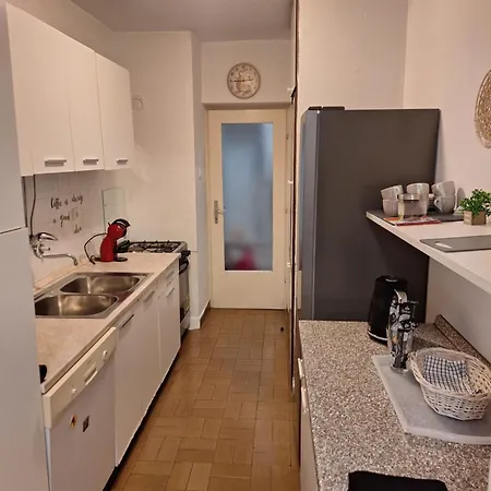 Spacious Near Center, & Bus Appartement *